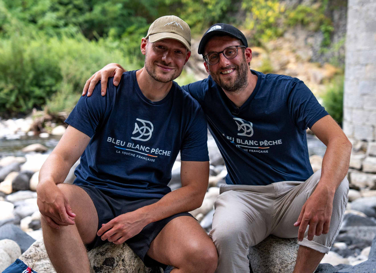 Tony et Bastoc posent avec des T-shirts Bleu Blanc Pêche